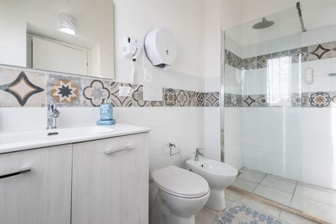 Quadruple Room | Bathroom | Shower, rainfall showerhead, hair dryer, bidet