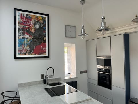 Cottage | Private kitchen | Fridge, microwave, oven, stovetop