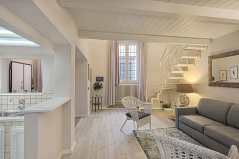 Apartment | Living area | 42-inch Smart TV with cable channels