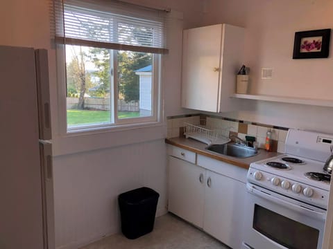 Cottage, Kitchenette | Private kitchenette