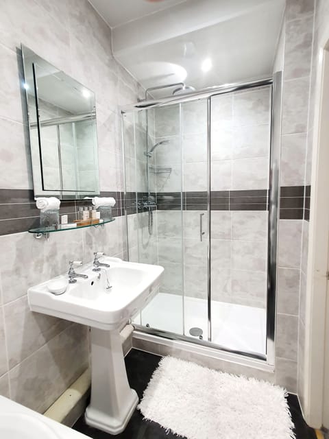 Superior Twin Room, Ensuite, Garden View (FRONT ROOM) | Bathroom | Towels