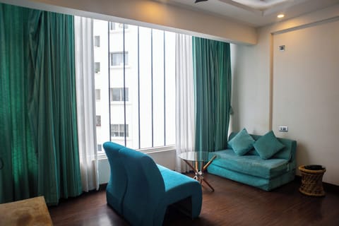 Premier Apartment, Multiple Beds, Non Smoking, Kitchenette | Living area | TV