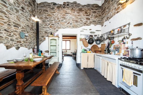 Fridge, oven, stovetop, coffee/tea maker