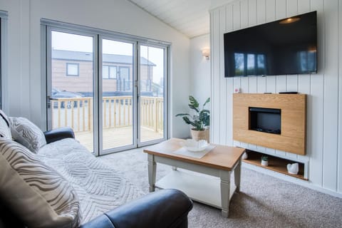 Apartment (3 Bedrooms) | Living area | 32-inch TV with cable channels, fireplace