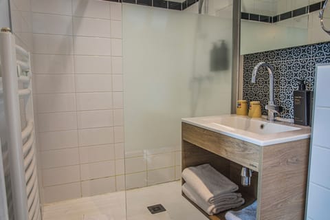 Classic Double Room | Bathroom | Free toiletries, hair dryer, towels, soap