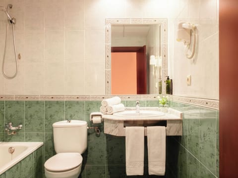 Combined shower/tub, hair dryer, bidet, towels