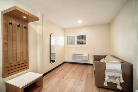 Desk, laptop workspace, soundproofing, free WiFi