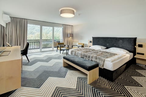 Double Room Large | Hypo-allergenic bedding, in-room safe, desk, laptop workspace