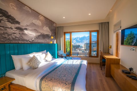 Deluxe Room, Lake View | Desk, laptop workspace, WiFi (free)