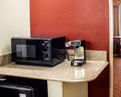 Standard Room, 1 Queen Bed, Non Smoking, Jetted Tub | Desk, blackout drapes, iron/ironing board, free WiFi