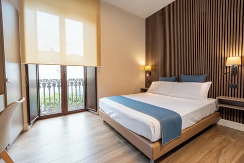 Classic Double Room | In-room safe, desk, laptop workspace, blackout drapes