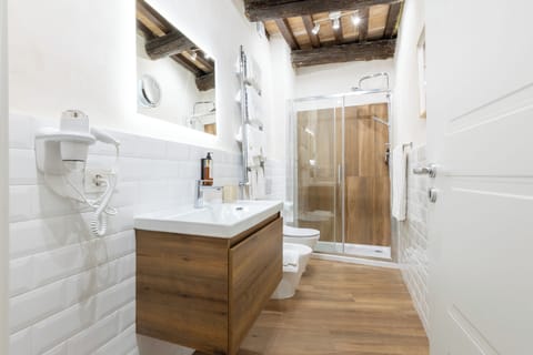 Deluxe Suite | Bathroom | Shower, hair dryer, towels, soap