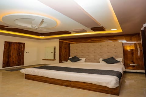 Deluxe Double Room, City View | Hypo-allergenic bedding, desk, rollaway beds, free WiFi