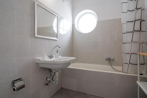 Basic Apartment, Non Smoking, Kitchen | Bathroom