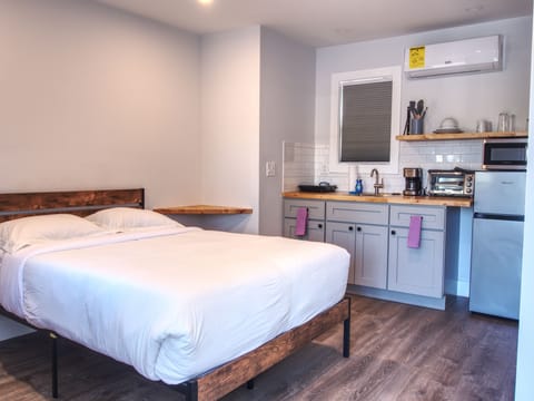 City Studio, 1 Double Bed | Iron/ironing board, free WiFi, bed sheets