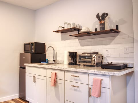 Deluxe Studio, 1 Queen Bed | Private kitchen | Fridge, microwave, oven, stovetop
