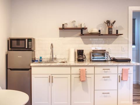 Deluxe Studio, 1 Queen Bed | Private kitchen | Fridge, microwave, oven, stovetop