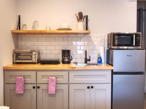 City Studio, 1 Double Bed | Private kitchen | Fridge, microwave, oven, stovetop