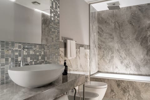 Premium Room (Rooftop) | Bathroom | Deep soaking tub, rainfall showerhead, free toiletries, hair dryer