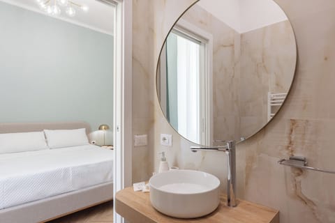 Deluxe Room | Bathroom | Shower, rainfall showerhead, hair dryer, bathrobes