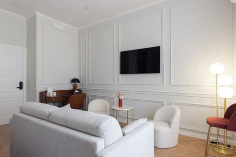 Exclusive Room | Frette Italian sheets, premium bedding, memory foam beds, minibar