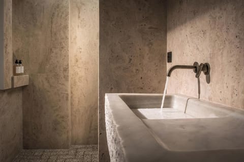 Superior Suite | Bathroom | Shower, rainfall showerhead, free toiletries, hair dryer