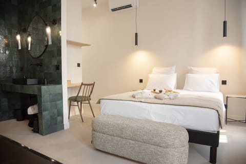 Deluxe Double Room (3) | Minibar, individually decorated, individually furnished, desk