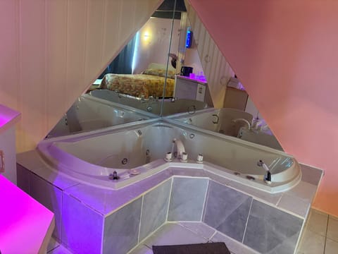 Room, 1 Queen Bed, Non Smoking, Jetted Tub | Free WiFi, bed sheets
