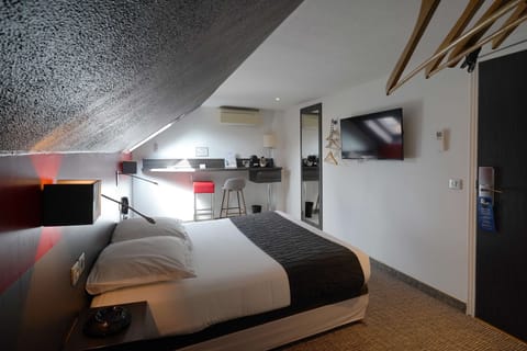 Superior Room, 1 Double Bed (Larger Room) | In-room safe, desk, soundproofing, free WiFi