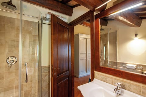 Superior Double Room | Bathroom | Free toiletries, hair dryer, slippers, towels