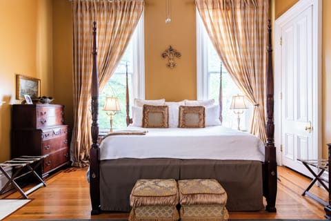 Deluxe Suite, 1 King Bed, Non Smoking, Private Bathroom | 1 bedroom, individually decorated, individually furnished, free WiFi