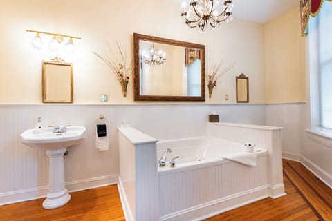 Deluxe Suite, 1 King Bed, Non Smoking, Private Bathroom | Bathroom | Hair dryer, bathrobes, towels, soap