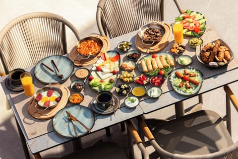 Cooked-to-order breakfast for a fee on weekends