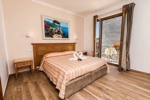 Quadruple Room | Minibar, in-room safe, desk, blackout drapes