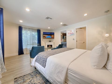 Luxury Room, 1 King Bed, Mountain View | Premium bedding, pillowtop beds, iron/ironing board, free WiFi