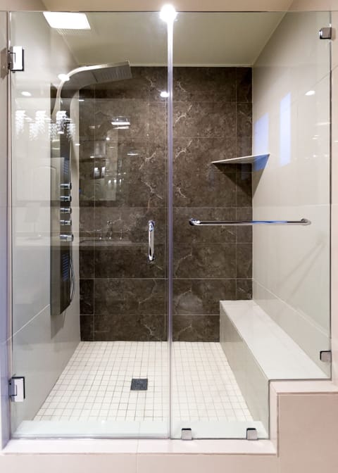 Shower, hydromassage showerhead, free toiletries, hair dryer