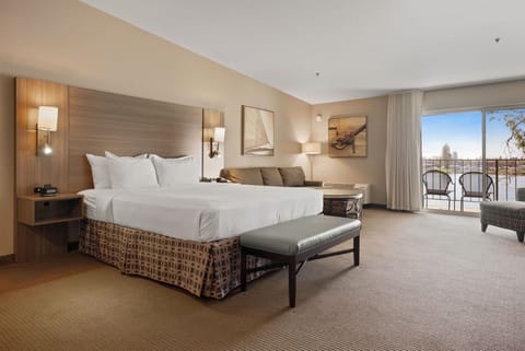 Deluxe Room | In-room safe, desk, blackout drapes, iron/ironing board