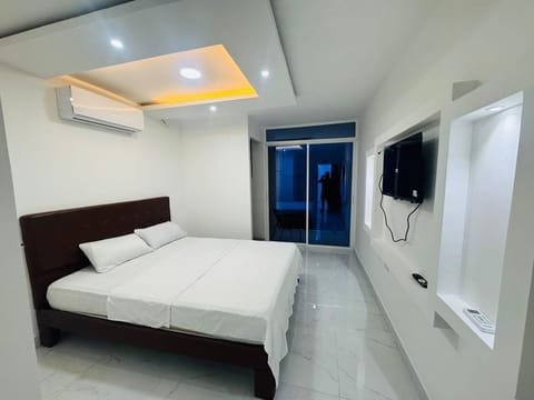 Classic Suite, 1 Queen Bed, Balcony | WiFi (free)
