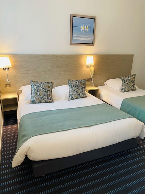 Comfort Triple Room | Desk, blackout drapes, soundproofing, iron/ironing board