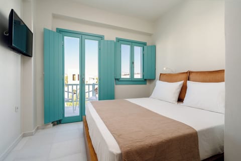 Deluxe Suite, Mountain View | Premium bedding, memory foam beds, in-room safe, individually decorated