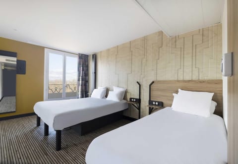 Premium bedding, in-room safe, individually decorated