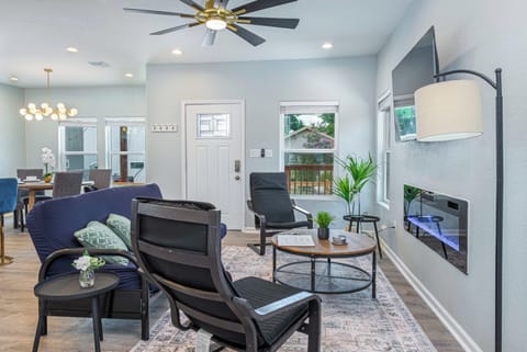 House (4 Bedrooms) | Living area | 50-inch TV with digital channels