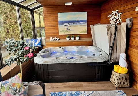 Superior Room, Private Bathroom, Garden View | Private spa tub