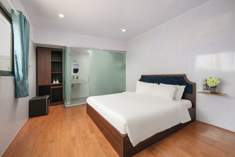 Deluxe Double Room | Desk, iron/ironing board, free WiFi