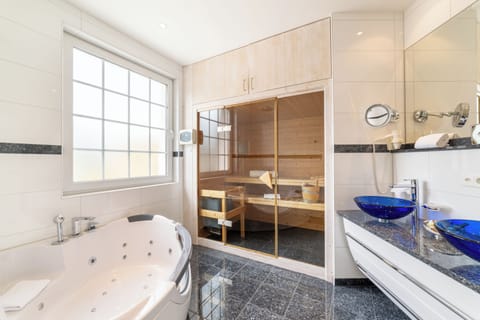 Presidential Suite | Bathroom | Free toiletries, hair dryer, bathrobes, towels