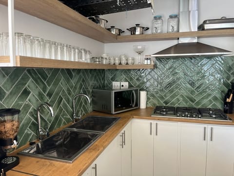 Full-size fridge, microwave, oven, stovetop