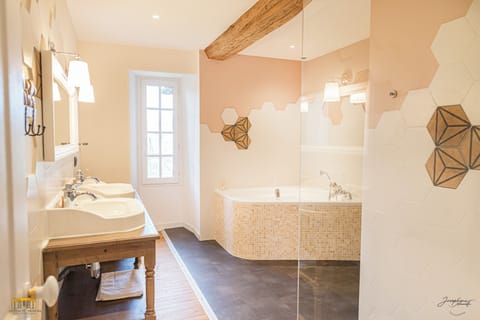 Family Suite, Park View | Bathroom | Slippers