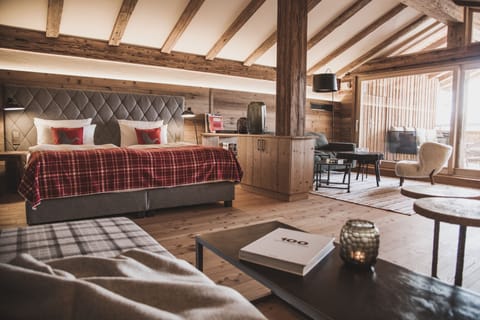 Premium bedding, free minibar, in-room safe, desk