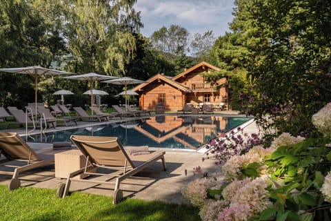Indoor pool, seasonal outdoor pool, sun loungers