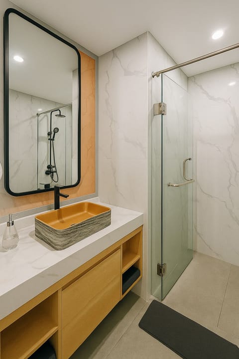 Shower, hydromassage showerhead, free toiletries, hair dryer